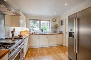 Horno, lavavajillas, periquera y utensilios de cocina 