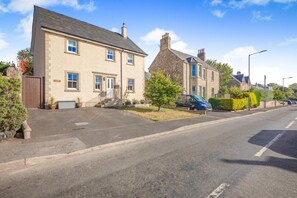 Exterior - 5 Bed in Swinton (oc-t32750) (Swinton)