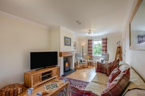 TV, fireplace - 5 Bed in Swinton (oc-t32750) (Swinton)