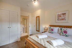 Tabla de planchar con plancha, wifi gratis y ropa de cama 