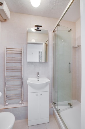 Hair dryer, towels - 2 Bed in Swanage (oc-wy500) (Swanage)