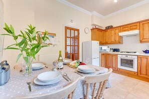 Microwave, oven, high chair, cookware/dishes/utensils - 2 Bed in Swanage (oc-wy491) (Swanage)