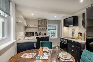 Microwave, oven, dishwasher, cookware/dishes/utensils - 2 Bed in Southwold (oc-h32760) (Southwold)