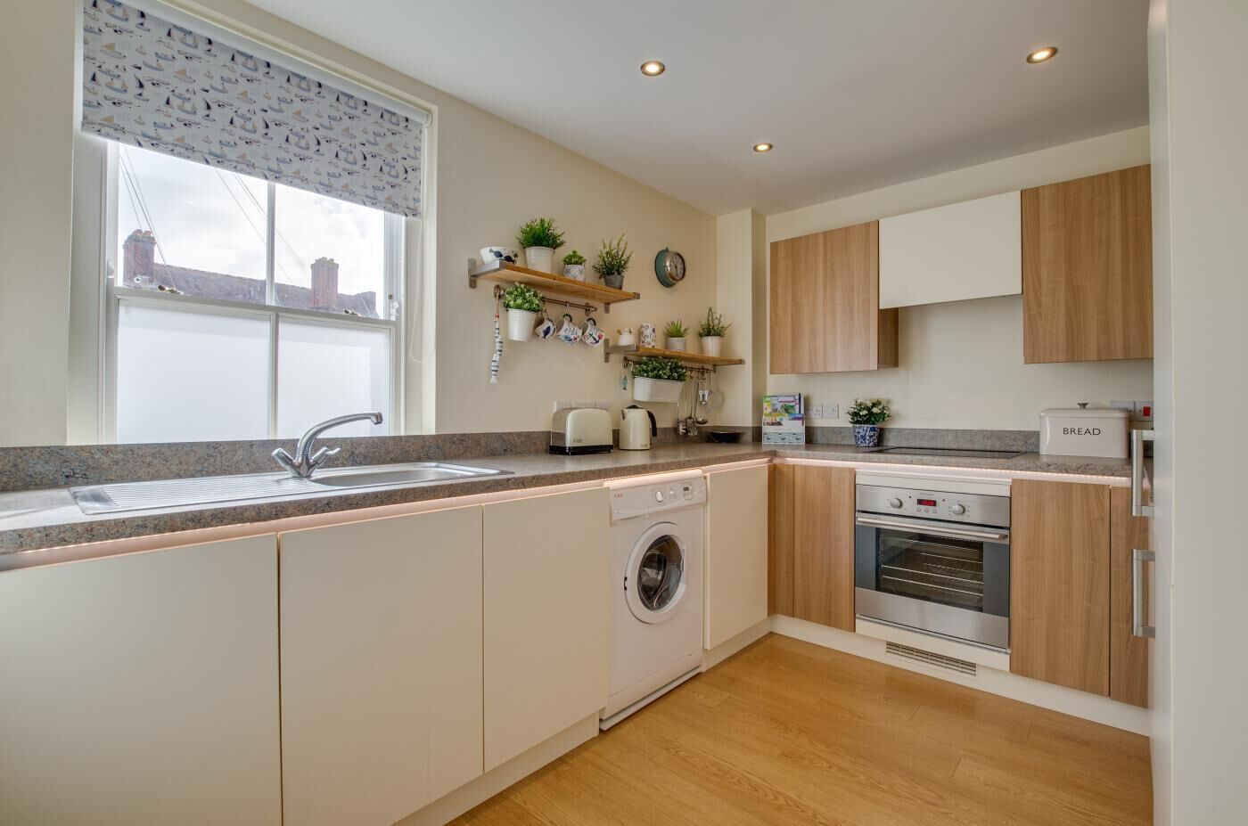 Oven, dishwasher, cookware/dishes/utensils