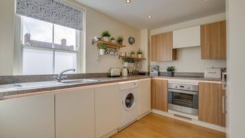 Oven, dishwasher, cookware/dishes/utensils