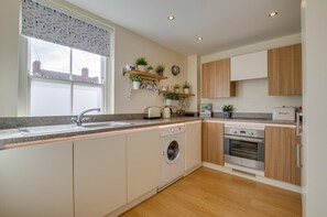 Oven, dishwasher, cookware/dishes/utensils - 2 Bed in Swanage (oc-wy462) (Swanage)