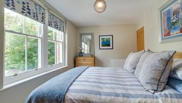 Iron/ironing board, free WiFi, bed sheets