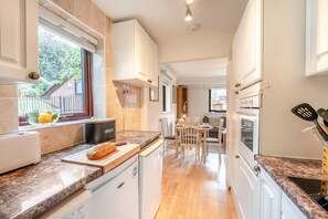 Microwave, oven, dishwasher, cookware/dishes/utensils - 2 Bed in Stone Cross (oc-g33059) (Hailsham)