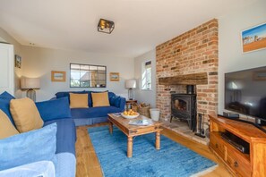 TV, fireplace - 3 Bed in Westleton, Saxmundham (oc-est) (Westleton)