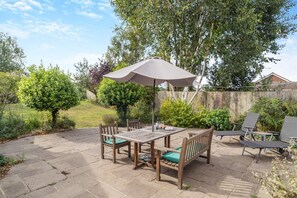 Outdoor dining - 3 Bed in Westleton, Saxmundham (oc-est) (Westleton)