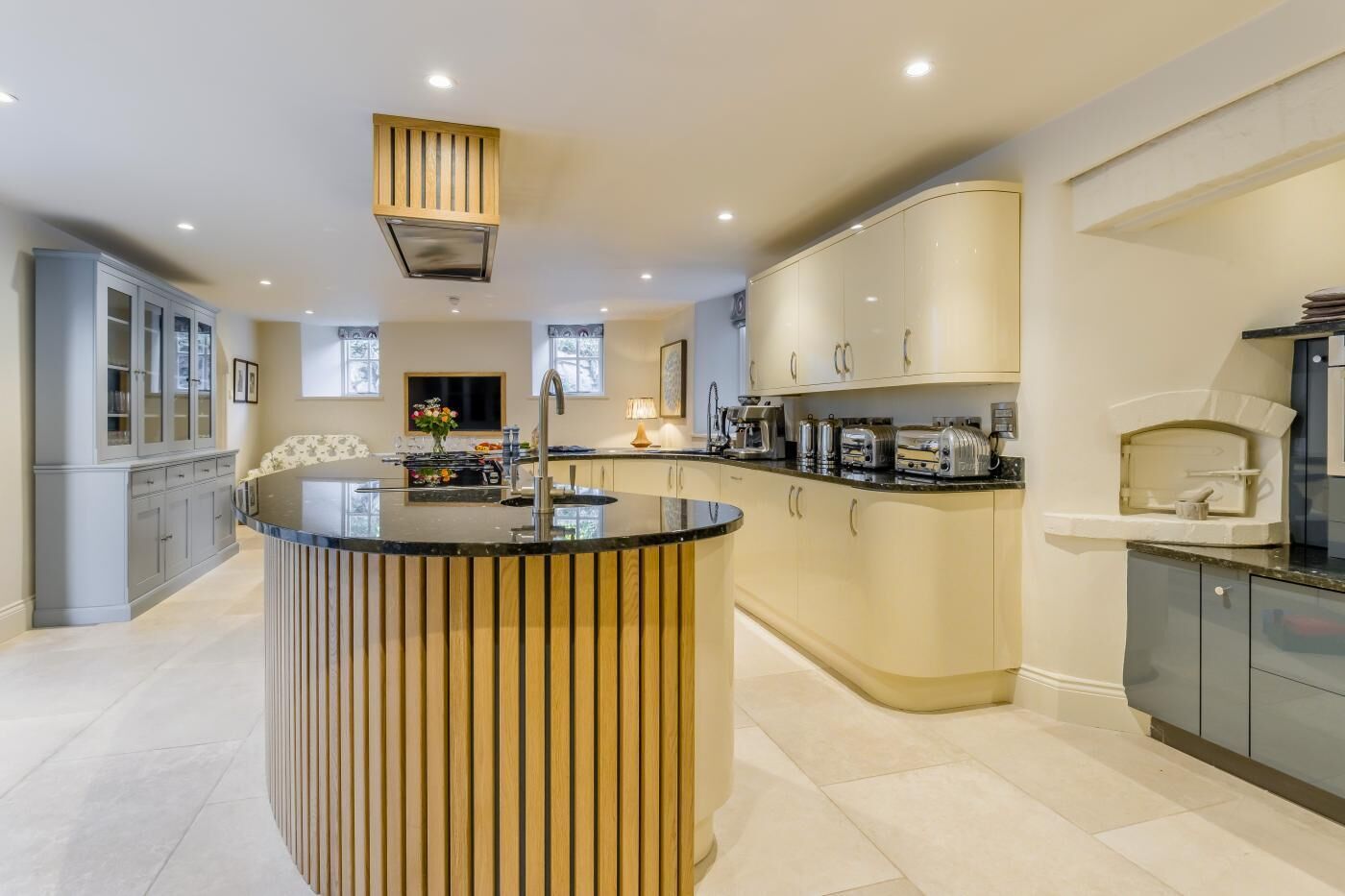 Micro-ondas, fogão, lava-louças, cadeirão de bebê