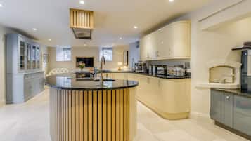 Micro-ondas, fogão, lava-louças, cadeirão de bebê