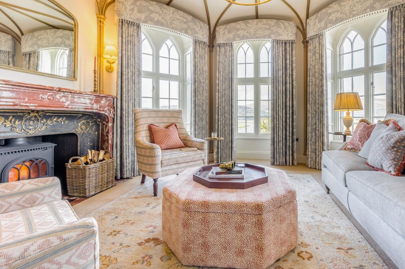 Télévision, cheminée