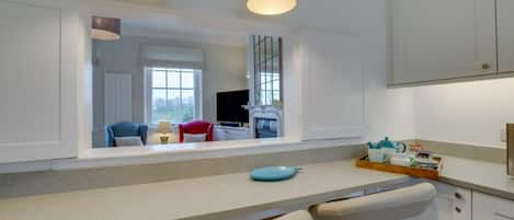 Microondas, horno, lavavajillas y periquera