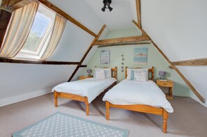 3 bedrooms, iron/ironing board, travel cot, free WiFi - 3 Bed in Saxmundham (oc-tnk) (Dunwich)
