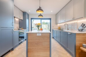Microwave, dishwasher, cookware/dishes/utensils - 2 Bed in Swanage (oc-h33032) (Swanage)