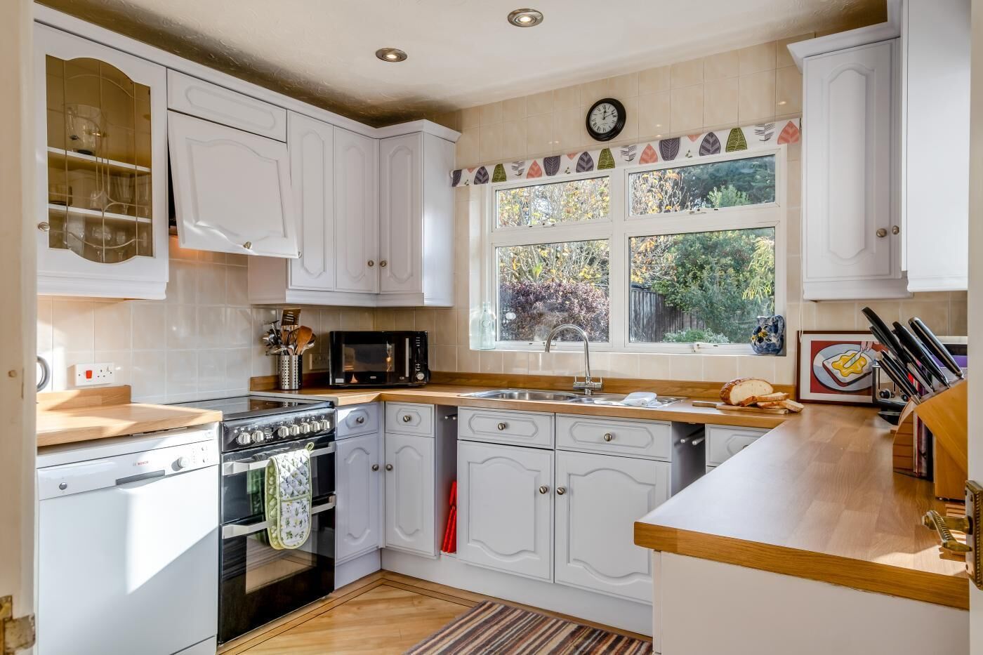 Mikroaaltouuni, uuni, astianpesukone, syöttötuoli