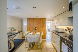 Microwave, oven, dishwasher, cookware/dishes/utensils - 2 Bed in Southwold (oc-hsc) (Southwold)