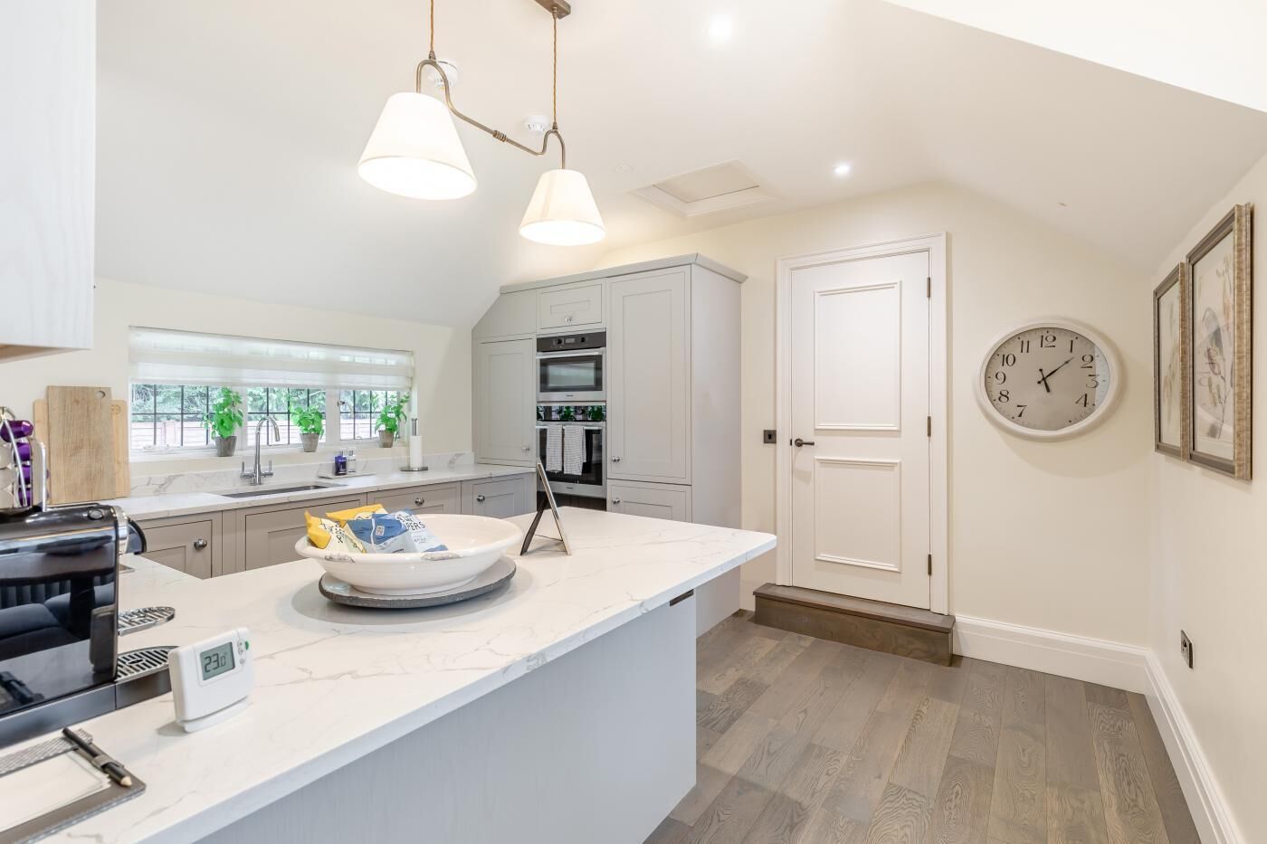 Oven, dishwasher, cookware/dishes/utensils