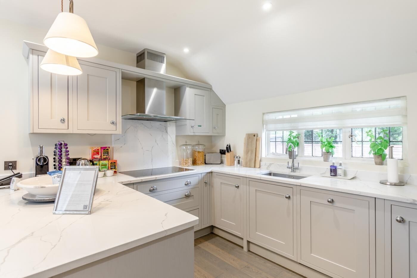 Ovn, oppvaskmaskin og kjøkkenutstyr