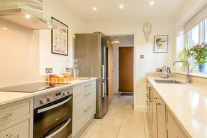 Mikroaaltouuni, uuni, astianpesukone, syöttötuoli