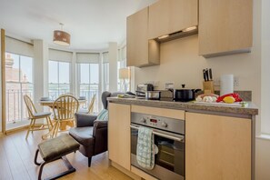 Oven, dishwasher, high chair, cookware/dishes/utensils - 2 Bed in Swanage (oc-wy513) (Swanage)