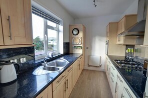 Microwave, oven, dishwasher, cookware/dishes/utensils - 3 Bed in Swanage (oc-wy333) (Swanage)