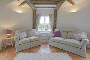 TV - 1 Bed in Wickham Market (oc-samp) (Wickham Market)