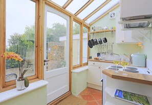 Microwave, oven, cookware/dishes/utensils - 1 Bed in Wickham Market (oc-samp) (Wickham Market)