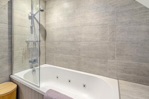 Hair dryer, towels - 2 Bed in Alyth (oc-a33060) (Alyth)