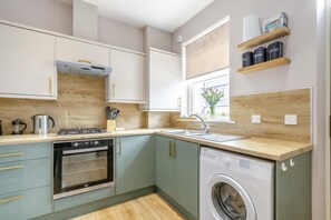 Oven, highchair, cookware/dishes/utensils - 2 Bed in Alyth (oc-a33060) (Alyth)