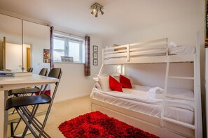 Iron/ironing board, travel cot, free WiFi, bed sheets - 2 Bed in Swanage (oc-wy388) (Swanage)