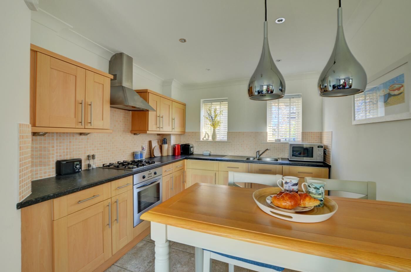 Mikrowelle, Ofen, Geschirrspüler, Hochstuhl