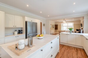 Mikrovågsugn, ugn, diskmaskin och grytor/köksredskap