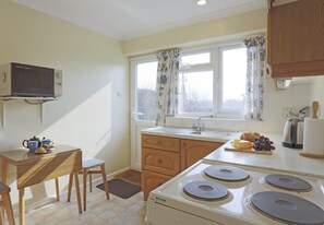 Microwave, oven, cookware/dishes/utensils - 2 Bed in Aldringham (oc-al125) (Aldringham)