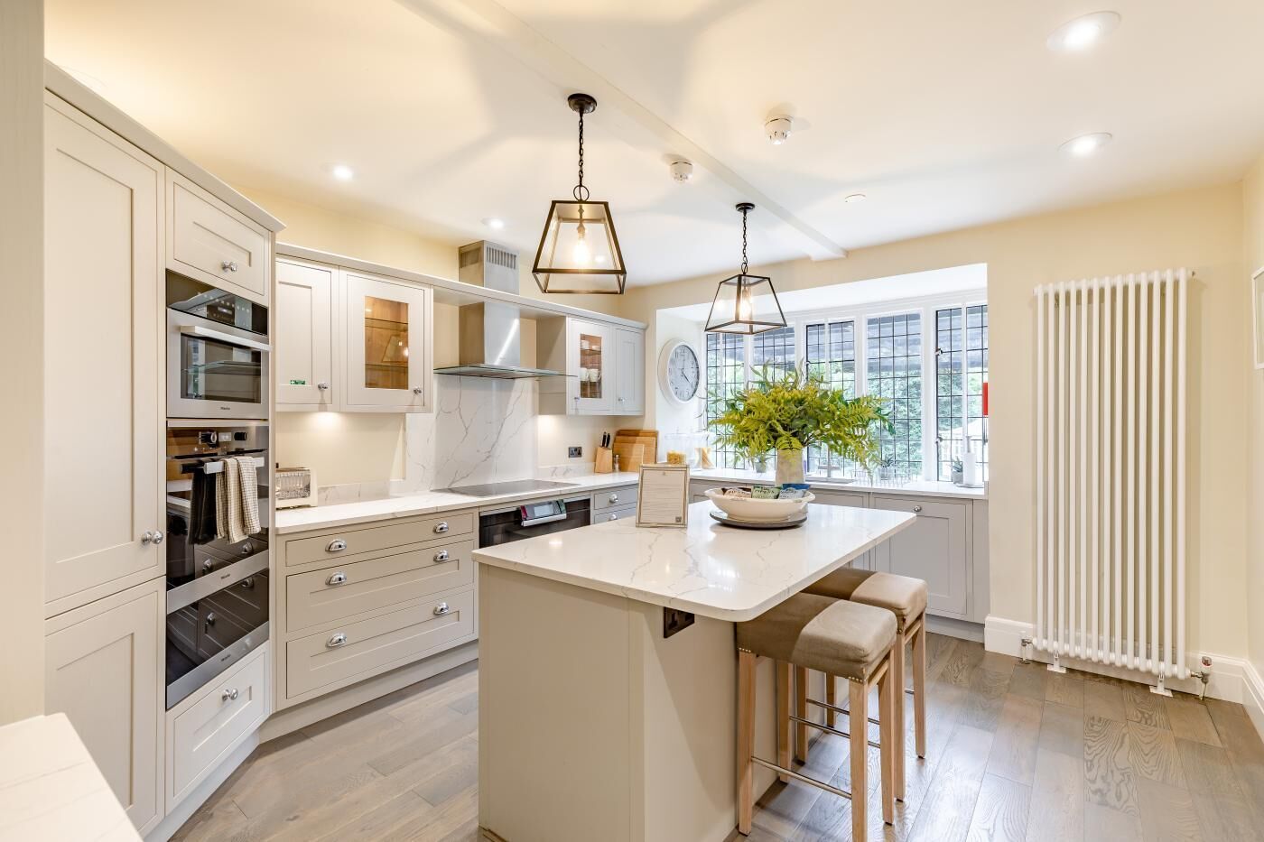 Een magnetron, een oven, een vaatwasser, kookgerei, borden en bestek