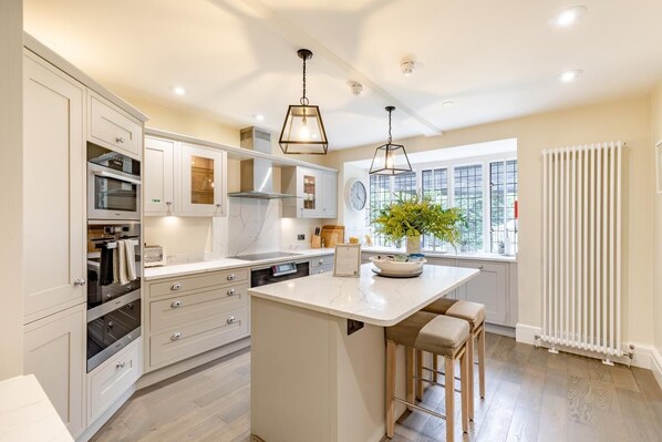 Micro-ondes, four, lave-vaisselle