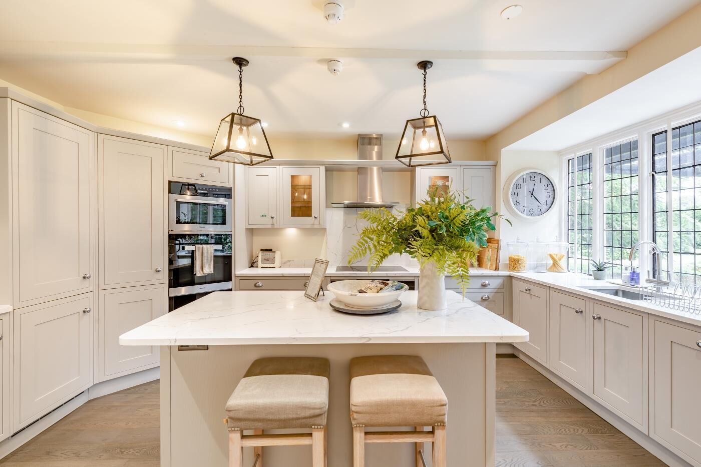 Mikrobølgeovn, ovn, oppvaskmaskin og kjøkkenutstyr