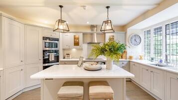 Microwave, oven, dishwasher, cookware/dishes/utensils