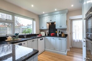 Microwave, oven, dishwasher, cookware/dishes/utensils - 3 Bed in Southwold (oc-wps) (Southwold)