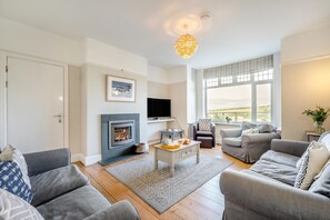 TV, fireplace - 5 Bed in Newquay (oc-c33035) (Newquay)