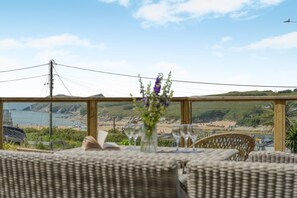 Outdoor dining - 5 Bed in Newquay (oc-c33035) (Newquay)