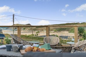 Outdoor dining - 5 Bed in Newquay (oc-c33035) (Newquay)