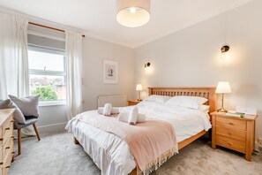 Iron/ironing board, free WiFi, bed sheets - 2 Bed in Swanage (oc-wy517) (Swanage)