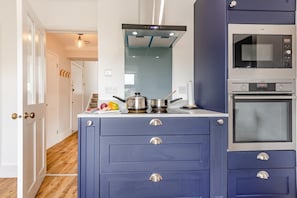 Microwave, oven, high chair, cookware/dishes/utensils - 2 Bed in Swanage (oc-wy517) (Swanage)