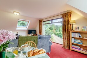 TV - 2 Bed in Woodbridge (oc-vav) (Hollesley)