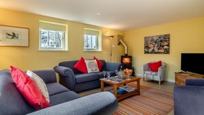 A living room with a sofa, armchairs, a coffee table, and a fireplace. - 3 Bed in Knodishall (oc-wbco) (Knodishall)