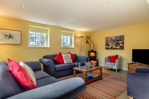 TV, fireplace - 3 Bed in Knodishall (oc-wbco) (Knodishall)