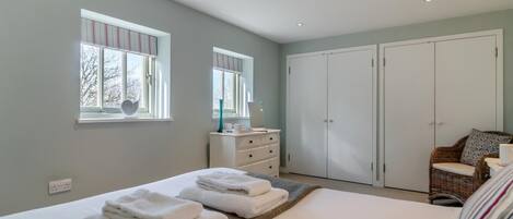 Iron/ironing board, free WiFi, bed sheets