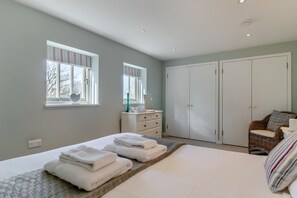 Iron/ironing board, travel cot, free WiFi, bed sheets - 3 Bed in Knodishall (oc-wbco) (Knodishall)